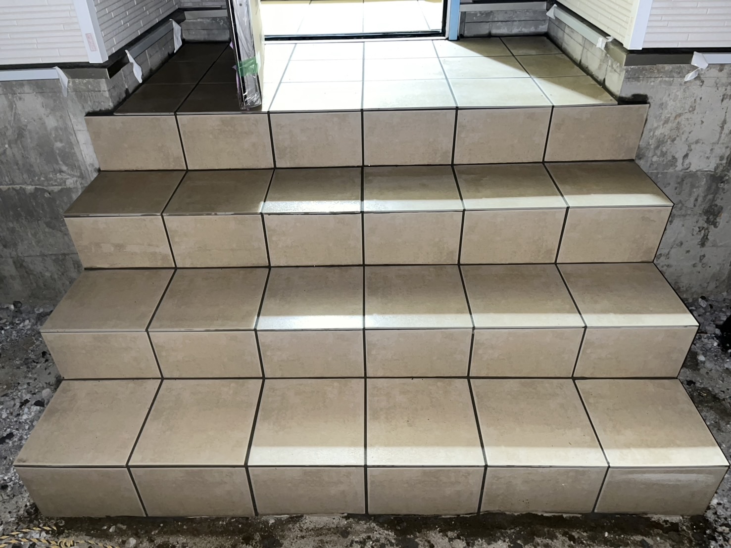 施工後：玄関まわりタイルの仕上がり