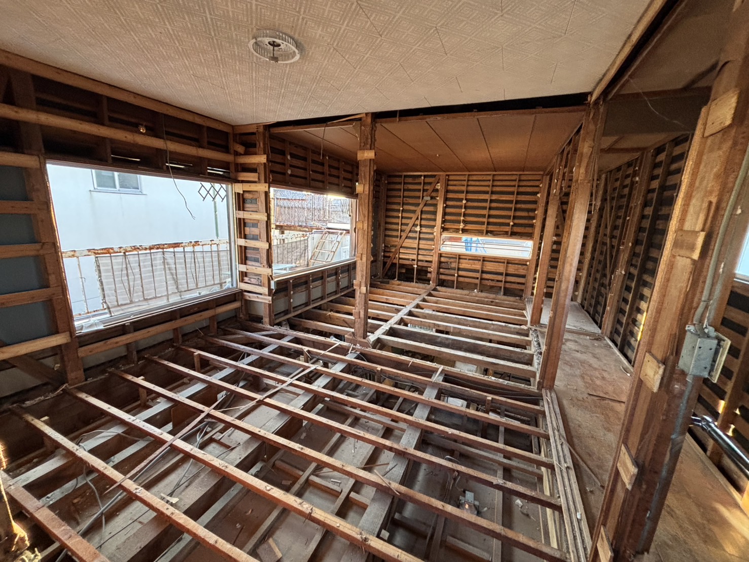 和歌山市加納 木造住宅解体工事 施工中の様子（養生・重機作業）｜株式会社ITOU