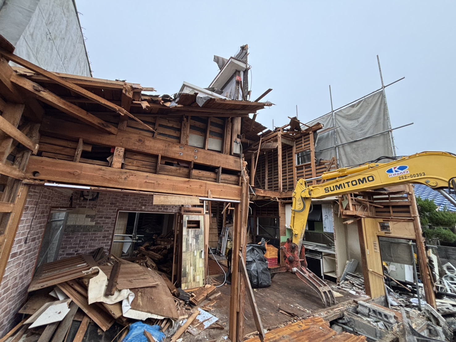 和歌山市加納 木造住宅解体工事 重機による解体作業｜株式会社ITOU