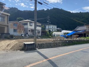 真夏の解体工事施工事例｜蜂の巣・ツタのある現場で安全と分別を徹底
