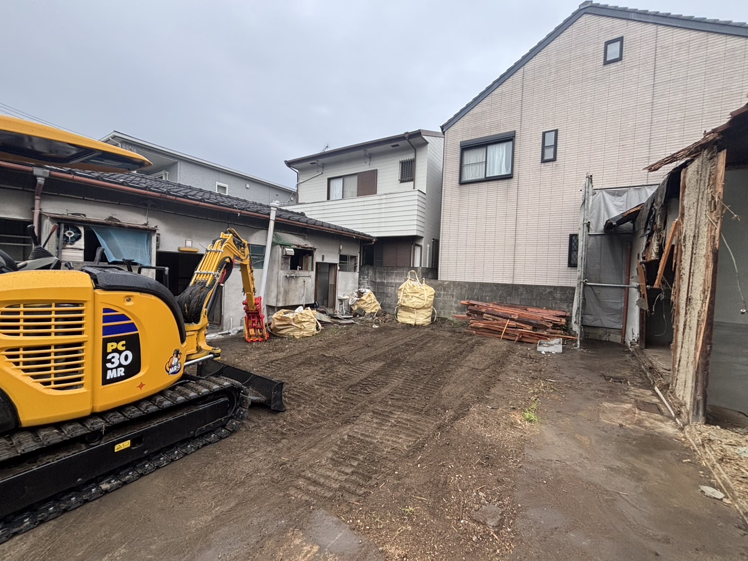 和歌山県内の解体工事現場で自社重機を配置している様子